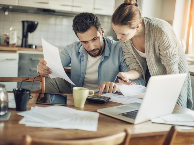 Kto jest bardziej zadłużony - młodzi czy starsi? Stan portfeli Pola - grafika