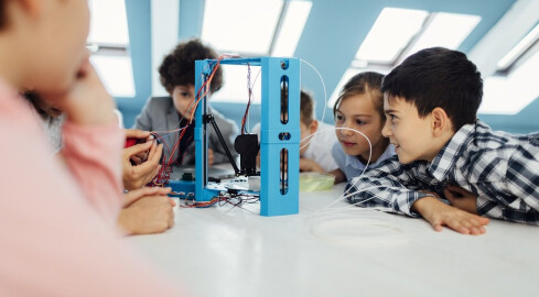 Drukarki 3D i gogle VR w każdej szkole? Rząd rozdaje pieniądze na z - grafika