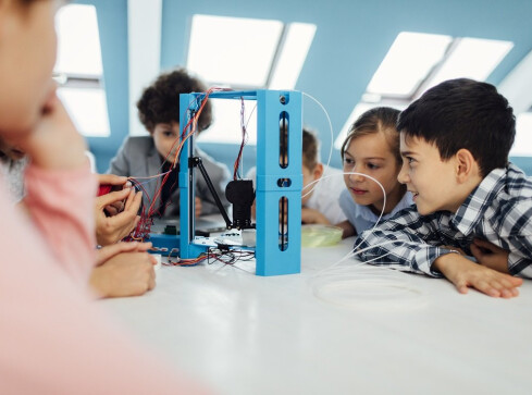 Drukarki 3D i gogle VR w każdej szkole? Rząd rozdaje pieniądze na z - grafika