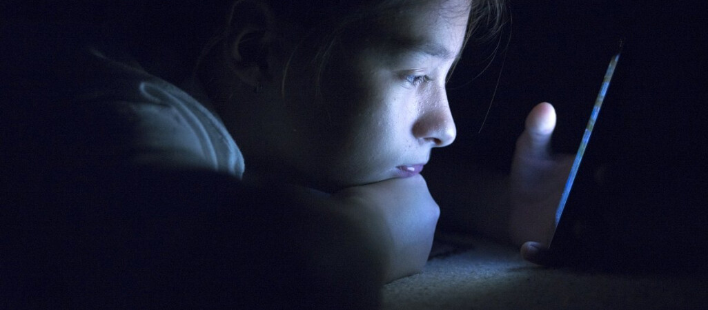 Popularna platforma proponuje nieletnim filmy o seksie i narkotykach