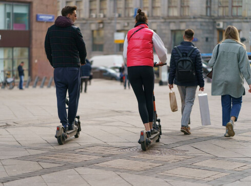 Nowe przepisy dla hulajnóg. Od czwartku będą podlegać mandatom - grafika
