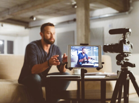 Jakim zawodom ufają Polacy? Księża i politycy na dole rankingu  - grafika