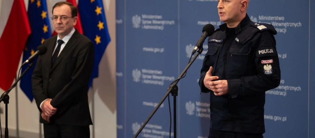 Komendanci policji i straży radzą zrzucić mundur. Wtedy zarobi się więcej