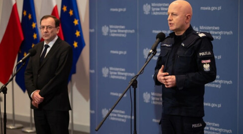 Komendanci policji i straży radzą zrzucić mundur. Wtedy zarobi się - grafika