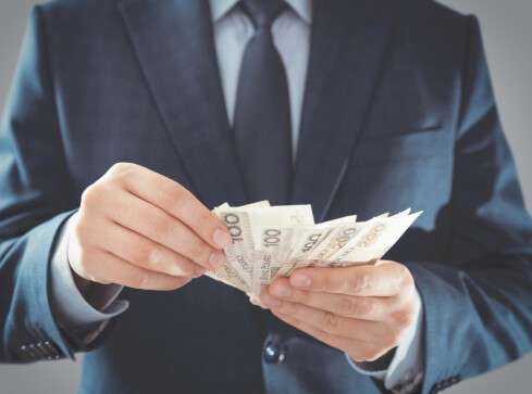 Niższe podatki i zwolnienia z ZUS. Rząd ma propozycje dla 20 mln Pol - grafika