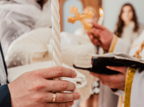 Polacy odchodzą od religii. Jedna z przyczyn się wyróżnia - grafika