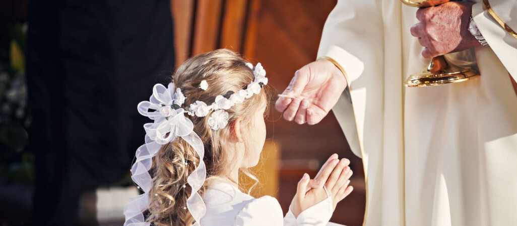 Komunie 2022. Jaki kupić prezent i ile włożyć do koperty?