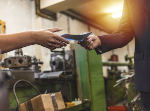 Ministerstwo zachęca do donoszenia na szefów. Obiecuje benefity  - grafika