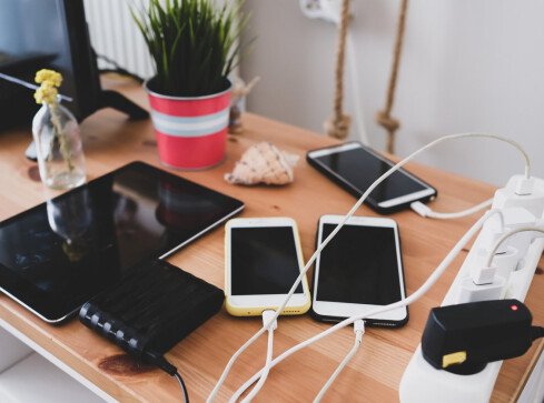 Jedna ładowarka do wszystkich urządzeń  - grafika