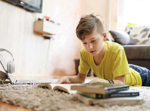 Minister Czarnek zmienia listę lektur. Oto, co będą czytać dzieci - grafika