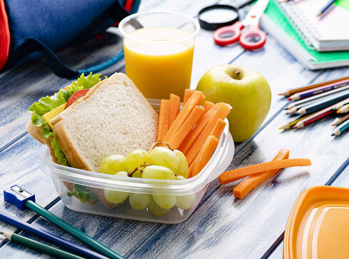 Koniec z przekąskami dla dzieci w szkołach? Ministerstwo tnie fundus - grafika