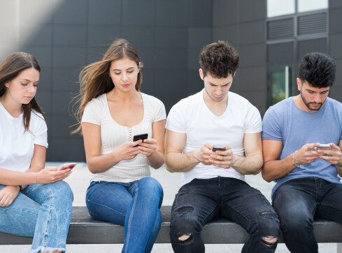 Młodzi i już uzależnieni… od telefonów - grafika