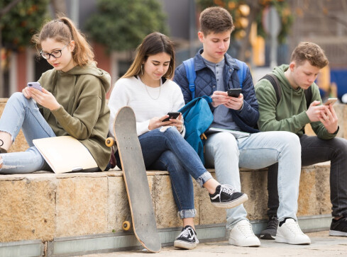 Bambik, git, oporowo? Zagłosuj na Młodzieżowe Słowo Roku 2023  - grafika
