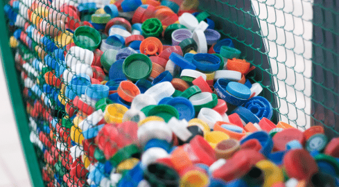 Z ulic znikną pojemniki na nakrętki. Bo nie będzie już nakrętek - grafika