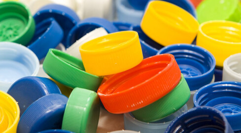 Co się dzieje z plastikowymi nakrętkami ze zbiórek?  - grafika