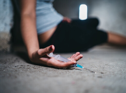 "Destrukcja psychiczna i fizyczna, paranoja, długi."  - grafika