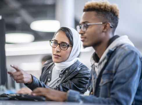 Coraz więcej cudzoziemców legalnie u nas pracuje. Robią to, czego n - grafika