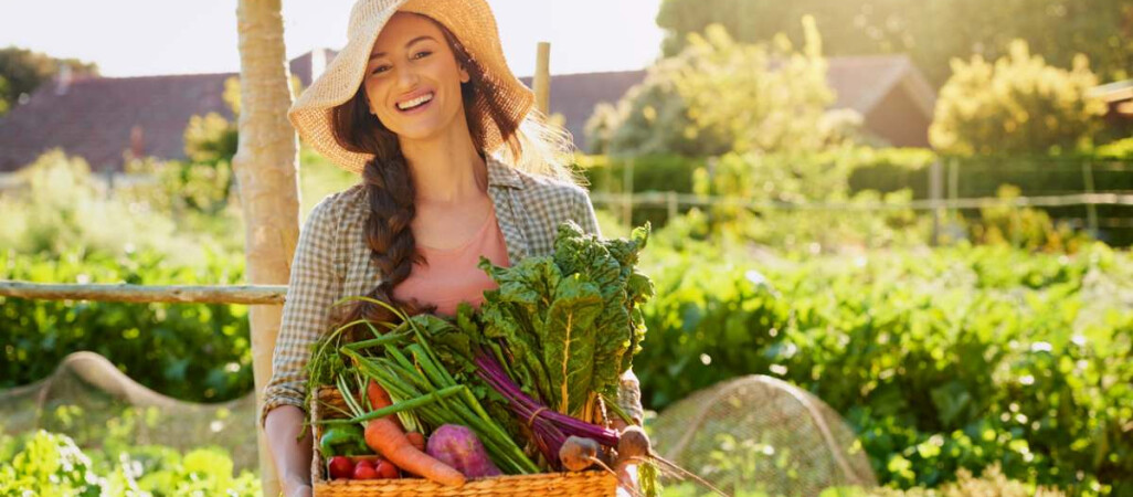 Lipiec w ogrodzie. Czas na zbiory i walkę ze ślimakami