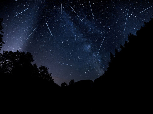 Dziś niebo zatańczy. Sprawdź, jak obejrzeć deszcz meteorów - grafika