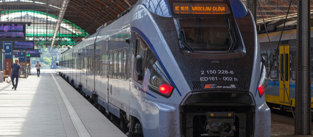 Zamiast na torach, wagony PKP Intercity stoją na bocznicach. Kosztem pasażerów