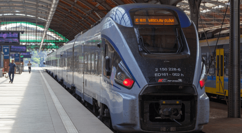 Zamiast na torach, wagony PKP Intercity stoją na bocznicach. Kosztem  - grafika