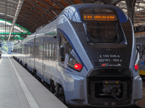 Zamiast na torach, wagony PKP Intercity stoją na bocznicach. Kosztem  - grafika