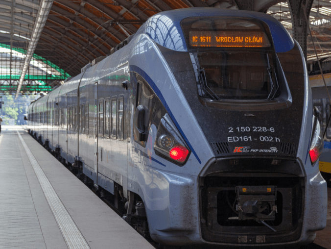Zamiast na torach, wagony PKP Intercity stoją na bocznicach. Kosztem  - grafika