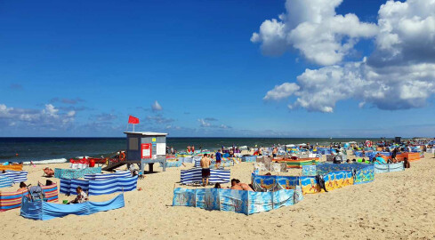 Polskie plaże nad morzem czeka oblężenie. Brakuje jednak pieniędzy - grafika