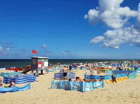 Polskie plaże nad morzem czeka oblężenie. Brakuje jednak pieniędzy - grafika