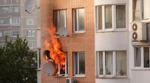 Pożar na niższej kondygnacji odcina drogę ucieczki. Co robić? - grafika