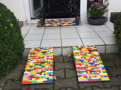 Podjazdy dla wózków z klocków Lego. Nietypowa akcja wolontariuszy - grafika