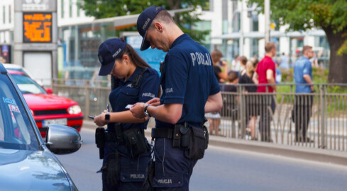 Za dużo obowiązków, za mało pieniędzy. Policjantów ubywa z dnia  - grafika