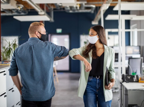 Szczepienie warunkiem powrotu do pracy stacjonarnej?  - grafika