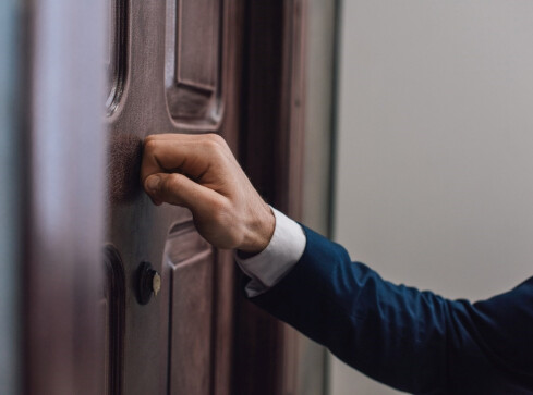 Zapukają do drzwi i zapytają o osobiste informacje. Musisz odpowiedz - grafika