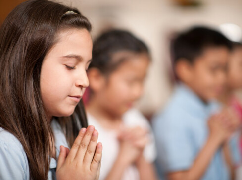 W szkołach brakuje katechetów. Lekcji religii może być mniej - grafika