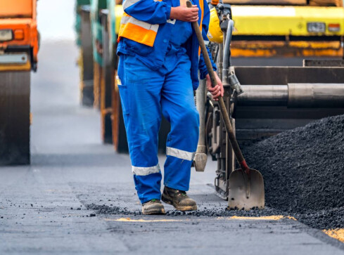 Objazdy i korki w wakacje. Jakich dróg unikać podczas wyjazdów?  - grafika