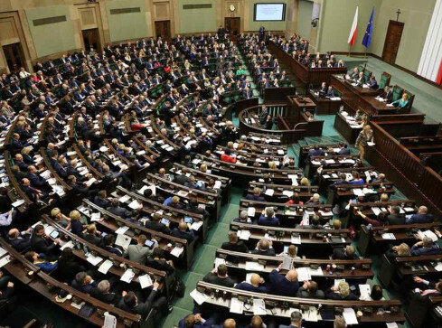 Podwyżki dla posłów i senatorów. Co na to lokalni działacze?  - grafika
