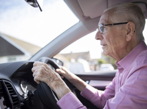 Stulatkowie za kółkiem? Unia chce zakazu  - grafika