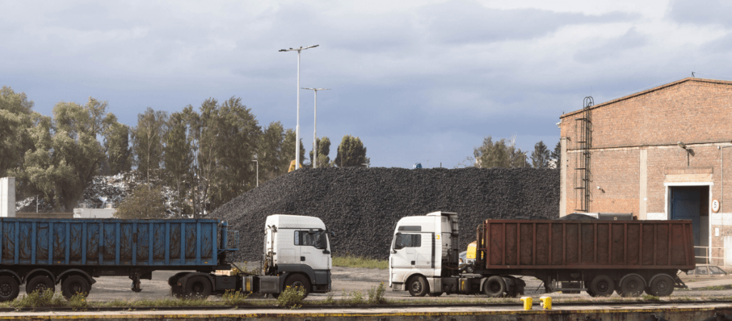 Po szale węglowym nie ma śladu, a opał za miliony złotych zalega w gminach