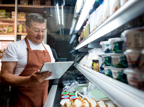 Wielu Polaków zacznie zarabiać więcej. Ale nadal mniej niż na kasi - grafika