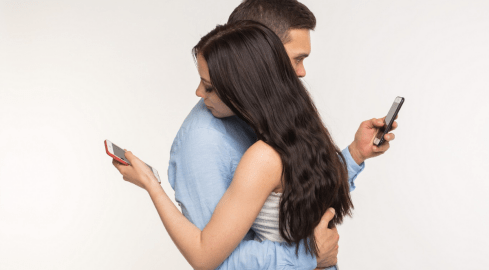 Bezsenność, frustracja, myśli samobójcze. Smartfony sieją spustos - grafika