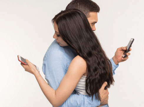 Bezsenność, frustracja, myśli samobójcze. Smartfony sieją spustos - grafika