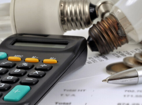 Nowe stawki za prąd i gaz. Ponad połowa Polaków musi "zacisnąć pa - grafika