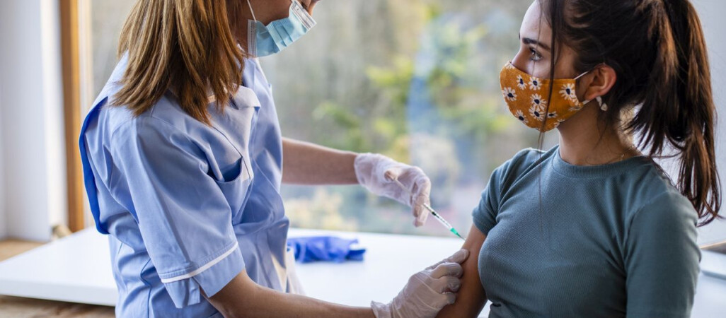 Ważne zmiany w szczepieniach! Dotyczy nastolatków i terminu podania drugiej dawki