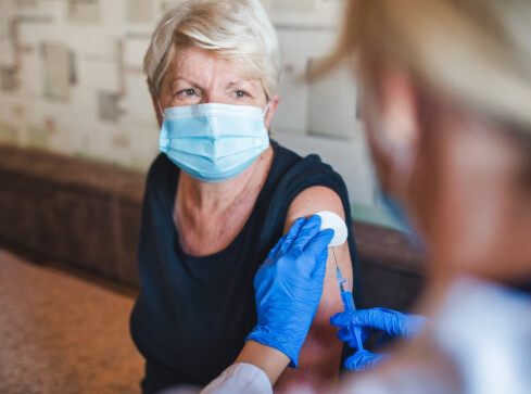 Rząd chce "przekonać" niezaszczepionych opłatami - grafika