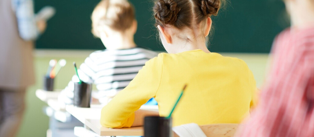 Bez kartkówek, bez dzwonków w szkole – psycholog ocenia, czy to dobre posunięcie 