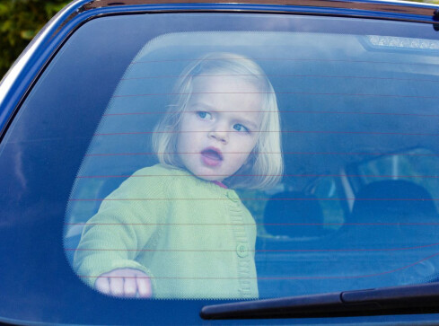 Dziecko w nagrzanym aucie. Czy każdy może wybić szybę?  - grafika