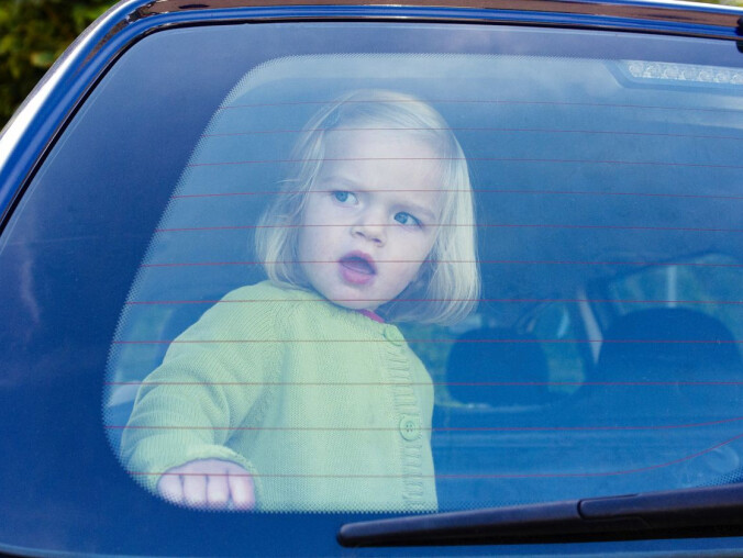 Dziecko w nagrzanym aucie. Czy każdy może wybić szybę?  - grafika