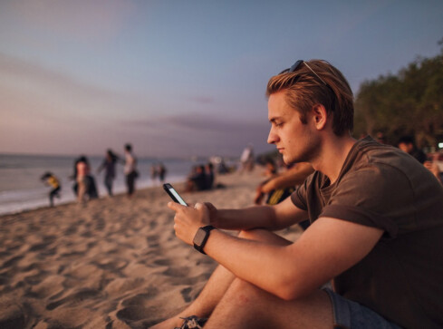 Jesteś na urlopie, a jednak w pracy? Nie ty jeden - grafika