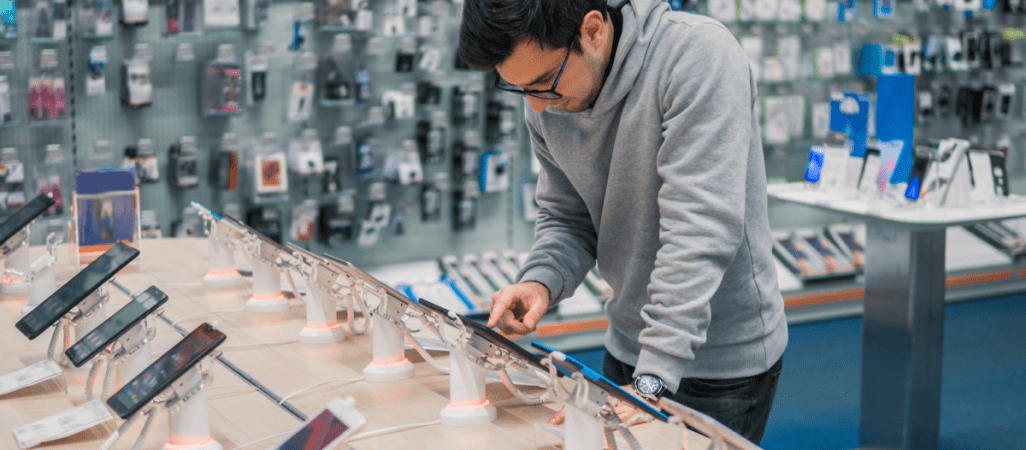 Kupujemy tyle samo, ale płacimy więcej. Dlatego stać nas na mniej